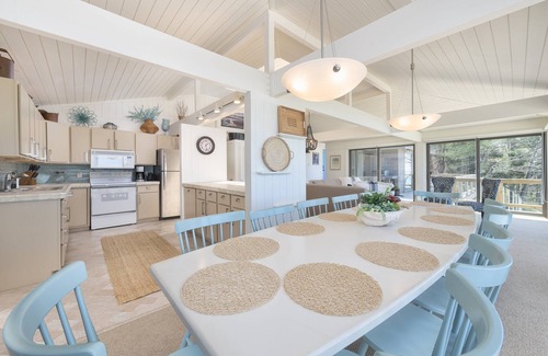 Covert House | Water's Edge- private beach- sleeps 14