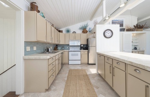 Covert House | Water's Edge- private beach- sleeps 14