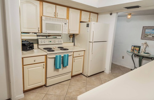 Daytona Beach Shores Condo | Water's Edge Retreat-Direct Oceanfront @ Sandpoint, 2BR Oceanfront Pool