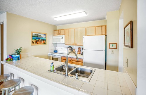 Hanamaulu Condo | Water-view 3rd-floor condo with lanai, pool & hot tub - near sights & dining