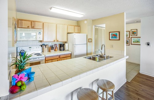 Hanamaulu Condo | Water-view 3rd-floor condo with lanai, pool & hot tub - near sights & dining