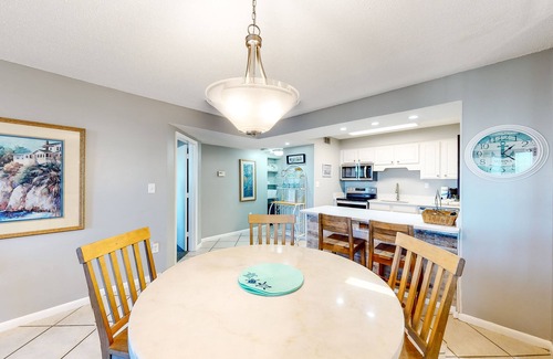 Holiday Isle Condo | Water-view condo with heated pool, hot tub, sports courts & on-site beach access