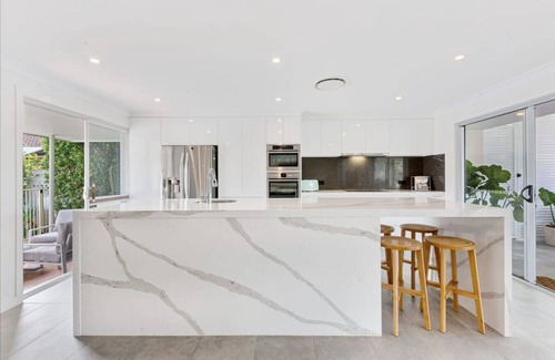 Broadbeach Waters House | Water View Family Getaway - WiFi, Pool, BBQ
