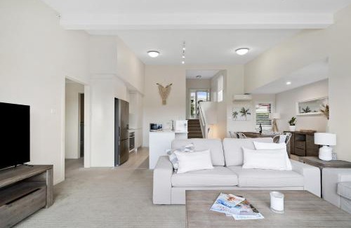 Batemans Bay House | Water View Home- Minutes To Town
