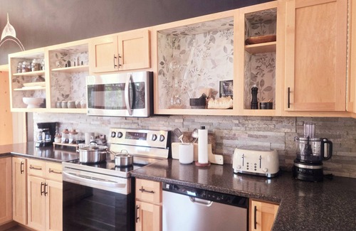 Brackley Beach Cabin | Water view, king bed, 3 min. to beach, near downtown, full kitchen, pet friendly