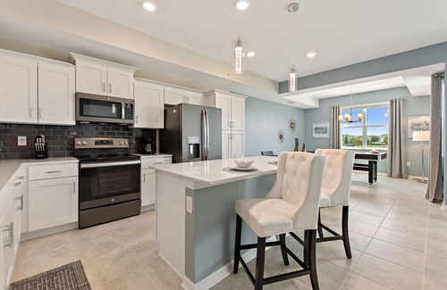 Kissimmee Condo | Water View, Pool Table, Resort Amenities Included!