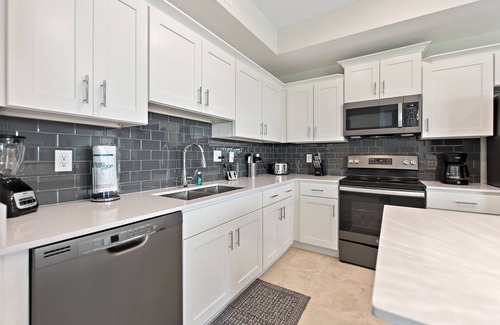 Kissimmee Condo | Water View, Pool Table, Resort Amenities Included!