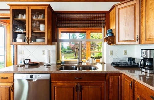 Langley House | Water View, Private Beach, Yoga Studio