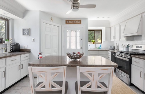 Villas House | Water Views - 2 Min Walk to Private Beach - Luxury 5-Star Rated Beach House