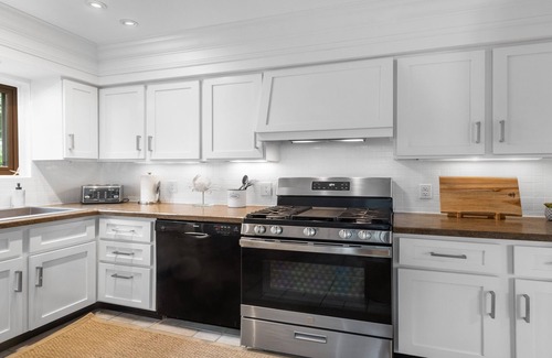 Villas House | Water Views - 2 Min Walk to Private Beach - Luxury 5-Star Rated Beach House