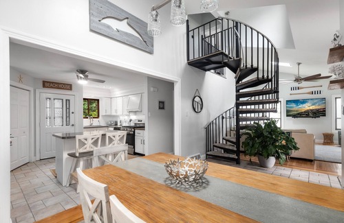 Villas House | Water Views - 2 Min Walk to Private Beach - Luxury 5-Star Rated Beach House