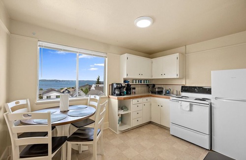 Old Town Apartment | Water views Cozy Victorian Top Duplex Unit