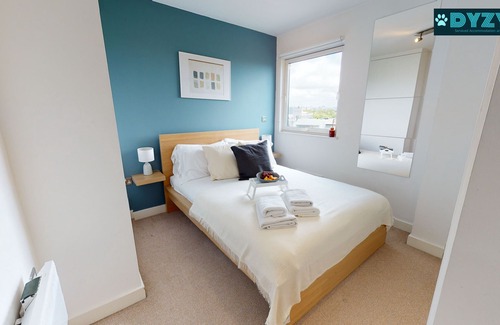 Grangetown Apartment | Water Views - Parking - Balcony - Pets Allowed