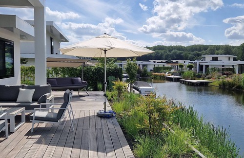 Zeewolde House | Water villa with jetty and 3 leisure boats
