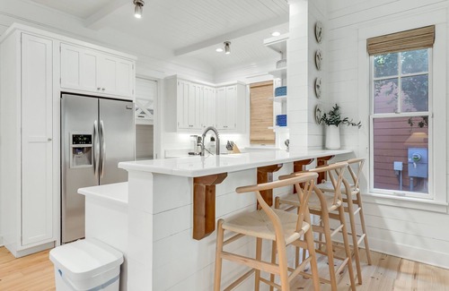 Watercolor House | WaterColor "Wine Down" | Sleeps 6 | 6 Seater Golf Cart |Walk to Beach | Bikes