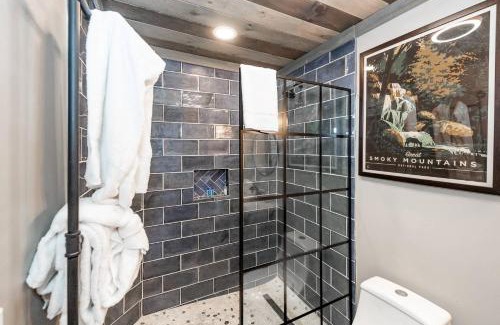 Gatlinburg - Pigeon Forge House | Waterfall Cabin