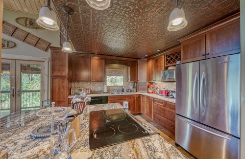 Leadville House | Waterfall Haven-HOT TUB! Minutes to Ski Cooper and Copper Mountain!