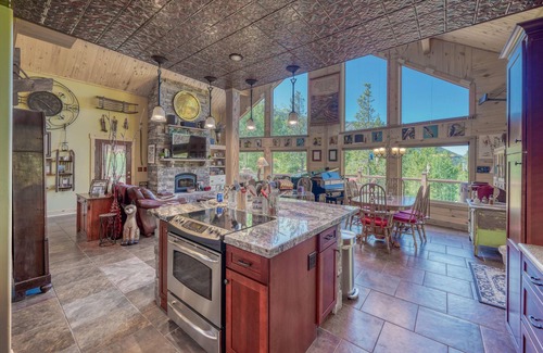 Leadville House | Waterfall Haven-HOT TUB! Minutes to Ski Cooper and Copper Mountain!