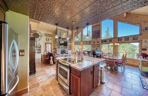 Leadville House | Waterfall Haven-HOT TUB! Minutes to Ski Cooper and Copper Mountain!