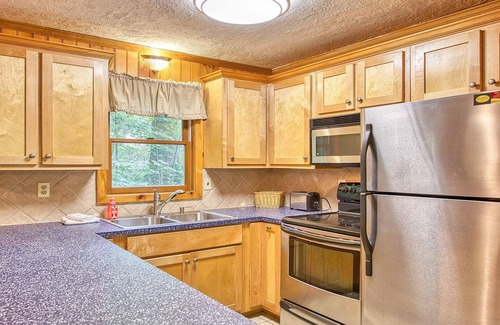 Maggie Valley Cabin | Waterfalls | Hiking| Pool/Hot Tub |Walk to Dinner