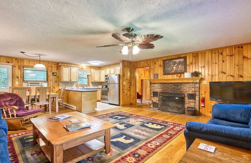 Maggie Valley Cabin | Waterfalls | Hiking| Pool/Hot Tub |Walk to Dinner