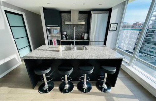 Downtown Victoria Apartment | WaterFalls Hotel - Deluxe 2 bedroom suite downtown free parking with pool and Air Conditioning