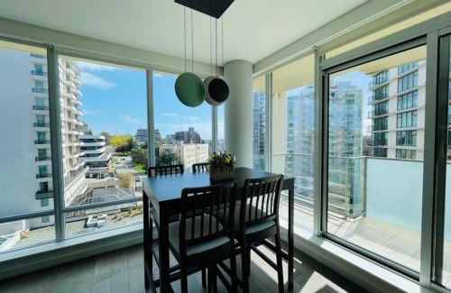 Downtown Victoria Apartment | WaterFalls Hotel - Deluxe 2 bedroom suite downtown free parking with pool and Air Conditioning