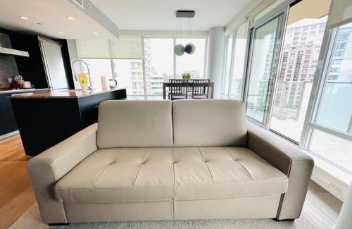 Downtown Victoria Apartment | WaterFalls Hotel - Deluxe 2 bedroom suite downtown free parking with pool and Air Conditioning