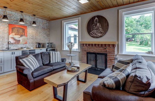 Grenville-sur-la-Rouge Villa | 𝗪𝗔𝗧𝗘𝗥𝗙𝗔𝗟𝗟𝗦 𝗩𝗜𝗟𝗟𝗔 - 𝗔 𝗟𝗨𝗫𝗨𝗥𝗜𝗢𝗨𝗦 𝗥𝗘𝗧𝗥𝗘𝗔𝗧 & 𝗦𝗣𝗔