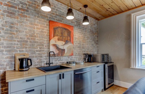 Grenville-sur-la-Rouge Villa | 𝗪𝗔𝗧𝗘𝗥𝗙𝗔𝗟𝗟𝗦 𝗩𝗜𝗟𝗟𝗔 - 𝗔 𝗟𝗨𝗫𝗨𝗥𝗜𝗢𝗨𝗦 𝗥𝗘𝗧𝗥𝗘𝗔𝗧 & 𝗦𝗣𝗔