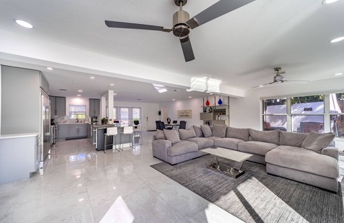 Bel Air House | Waterfront Heated pool with Jacuzzi 3/2 in Lauderdale by the Sea