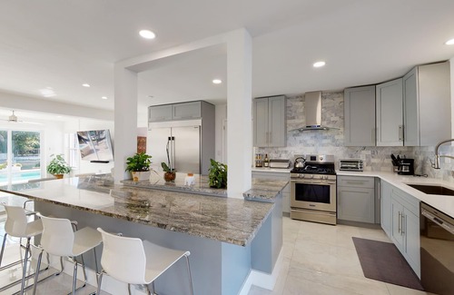 Bel Air House | Waterfront Heated pool with Jacuzzi 3/2 in Lauderdale by the Sea