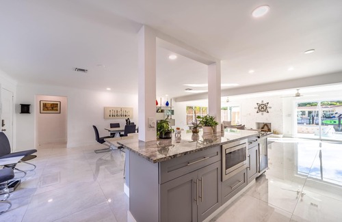 Bel Air House | Waterfront Heated pool with Jacuzzi 3/2 in Lauderdale by the Sea