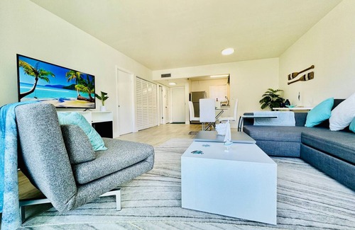 Eastern Shores Apartment | Waterfront 1BR Parking Walk to the Beach