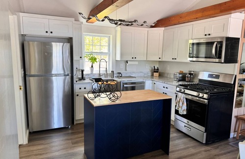 Dunbarton Cottage | Waterfront-2/1- Cozy Cottage -Adventure & Romance, Hiking, Kayaking-lots of fun