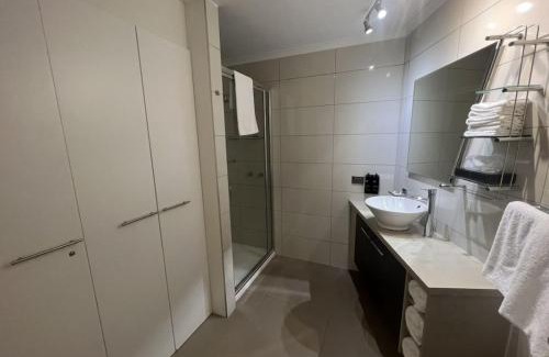 Lakes Entrance Apartment | Waterfront 2-bedroom apartment with WiFi, AC in Lakes Entrance
