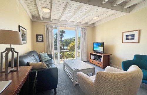 Akaroa Apartment | Waterfront 2-Bedroom Harbour View Apartment