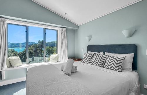Akaroa Apartment | Waterfront 2-Bedroom Harbour View Apartment