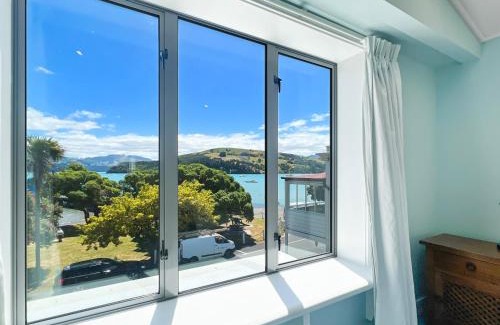 Akaroa Apartment | Waterfront 2-Bedroom Harbour View Apartment