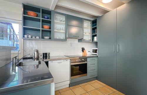 Akaroa Apartment | Waterfront 2-Bedroom Harbour View Apartment