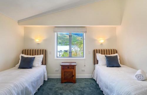 Akaroa Apartment | Waterfront 2-Bedroom Harbour View Apartment