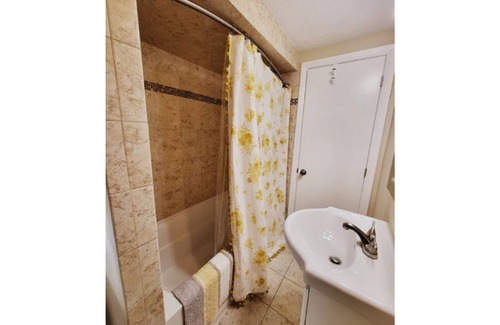 Salem House | Waterfront 2 Bedroom on private cove in Salem NH.