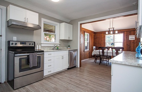 Leamington Cottage | Waterfront 3 Bd Cottage - Hot Tub & Pet Friendly