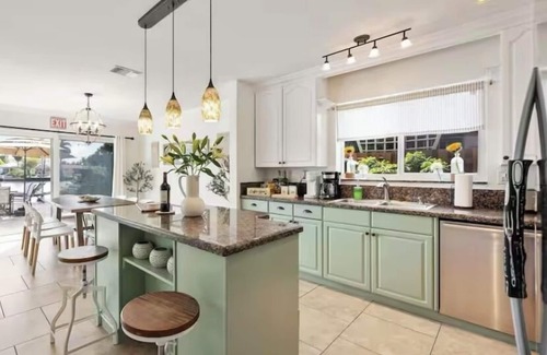 Cypress Lakes House | Waterfront 3 BDR Villa+Hot tub+Htd Pool+Kayaks+Pool table