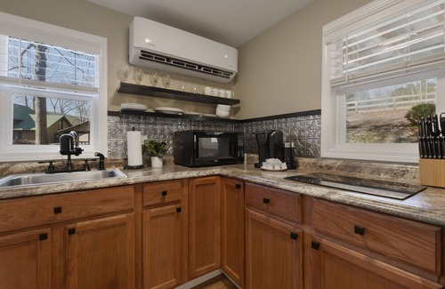 Cleveland Cabin | Waterfront 3rd night FREE with 2 night stay in August-near Wineries & Helen