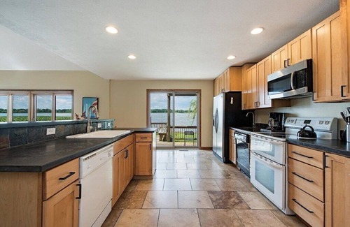 Sandusky House | Waterfront 4/5 BR Near CP and Sports Force