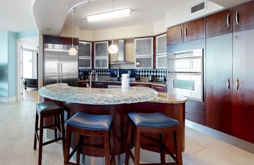 Orange Beach East Condo | Waterfront 6th-floor condo with balcony, in/outdoor pools, sauna, gym, hot tub