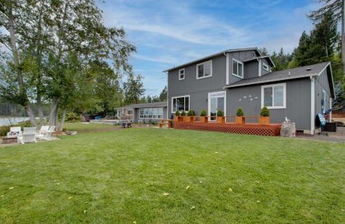 Allyn House | Waterfront Allyn Home with Fire Pit and 2 Kayaks!
