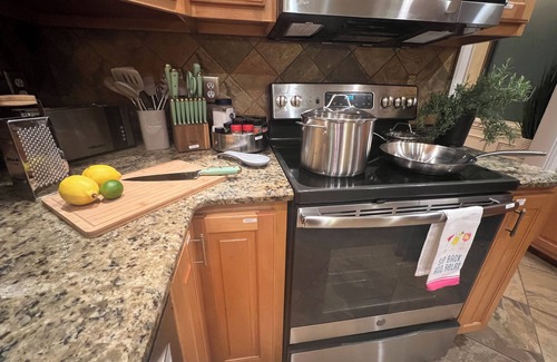 Hope Mills House | Waterfront AND Pool I Sleeps 16+ I Kayak I Gaming I Billiards I 3 OvensI 3 KINGS