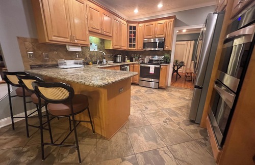 Hope Mills House | Waterfront AND Pool I Sleeps 16+ I Kayak I Gaming I Billiards I 3 OvensI 3 KINGS